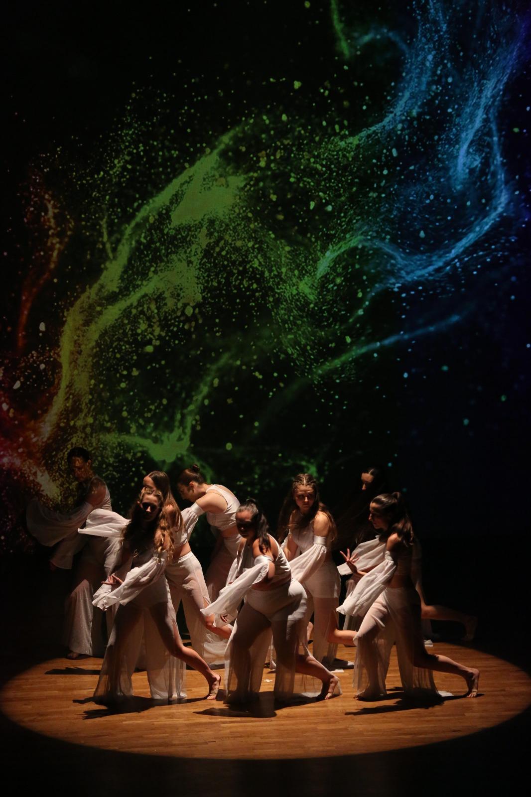 Danseuses en blanc sous projection cosmique — ALMA