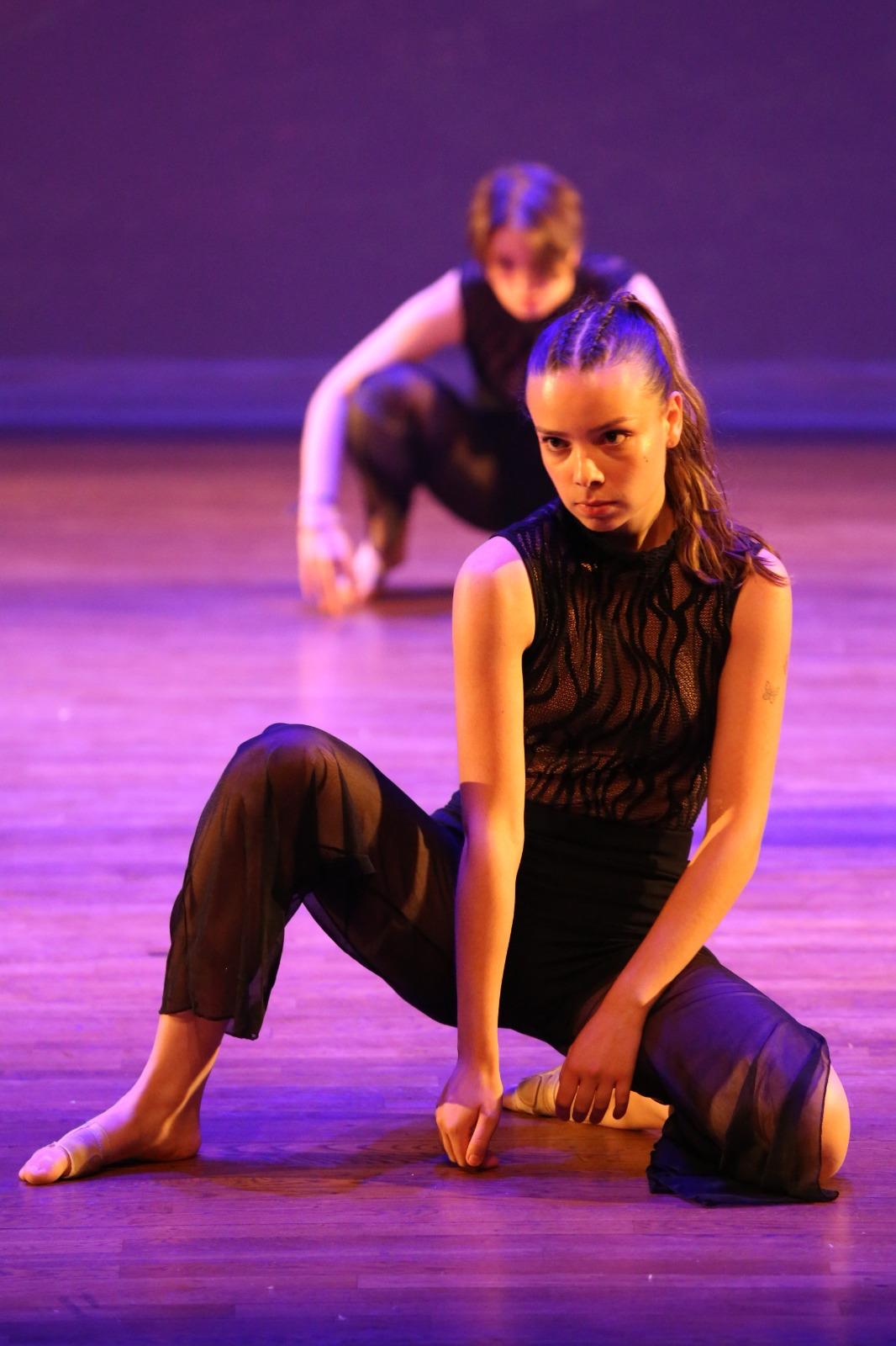 Danseuse en solo, lumière violette — ALMA