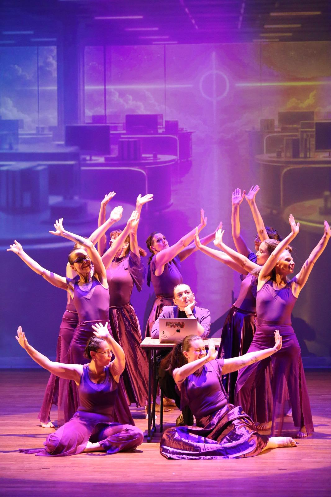 Ensemble en violet, bras levés — ALMA