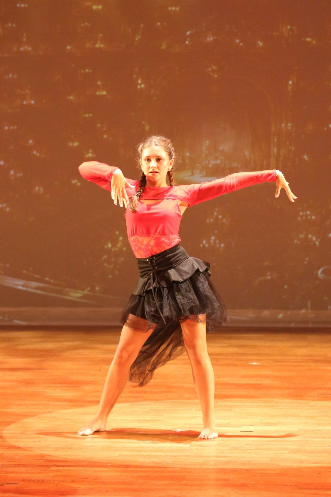Danseuse en rouge et tutu noir en posture large — ALMA