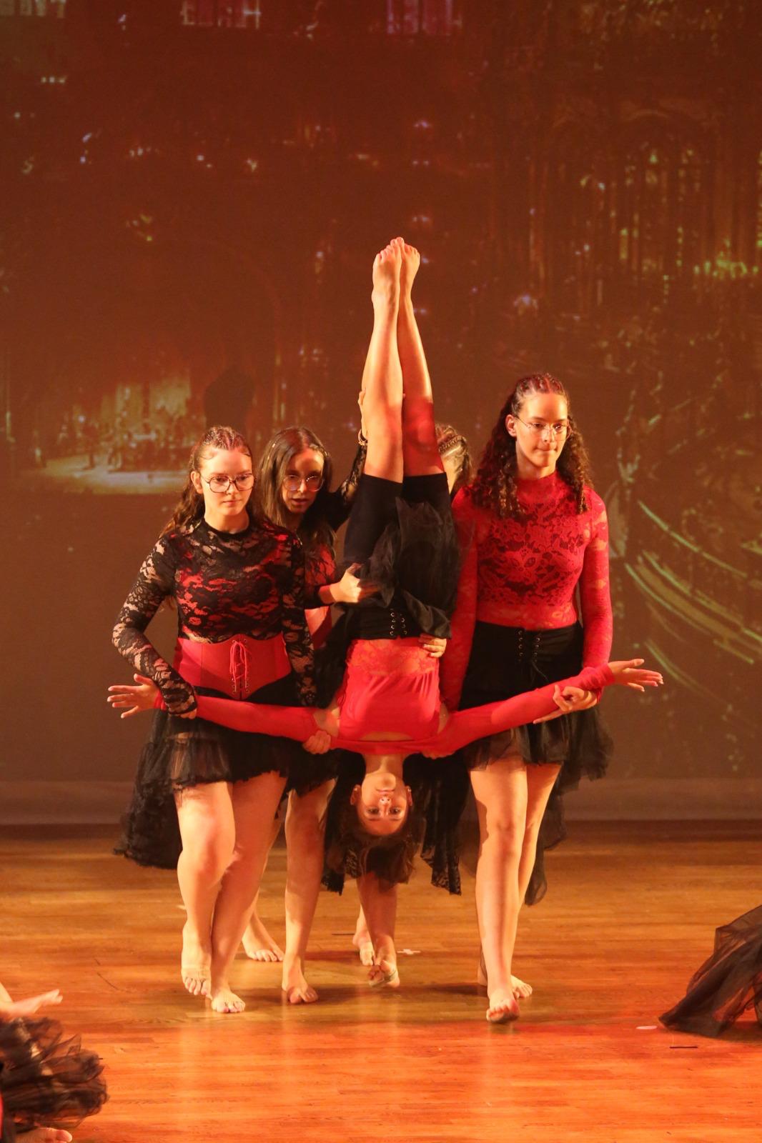 Portée acrobatique en rouge et noir — ALMA