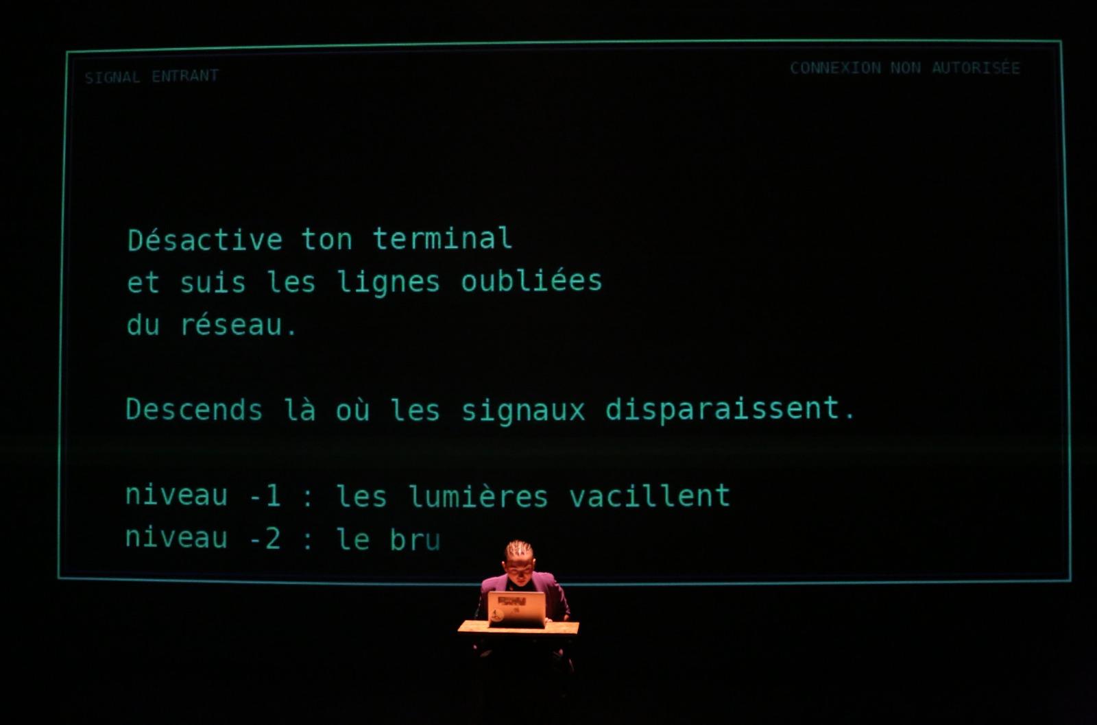 Projection texte terminal sur scène — ALMA